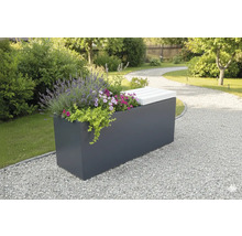 Tuin met beplante plantenbak met zitgedeelte