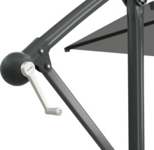 Detailopname van een parasol met sluitmechanisme en Soluna logo