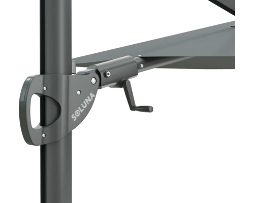 Detailopname van een parasol met slinger mechanisme en Soluna logo