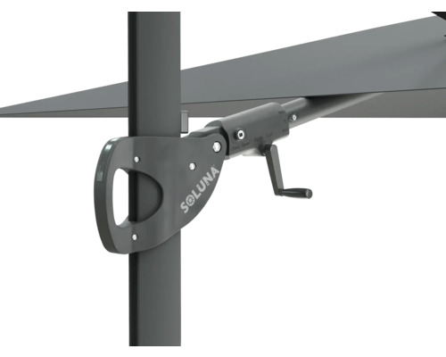 Detail van een parasol met zwengelmechanisme en Soluna logo.