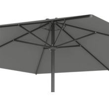Detailaanzicht van een parasol met donkere stof en metalen frame