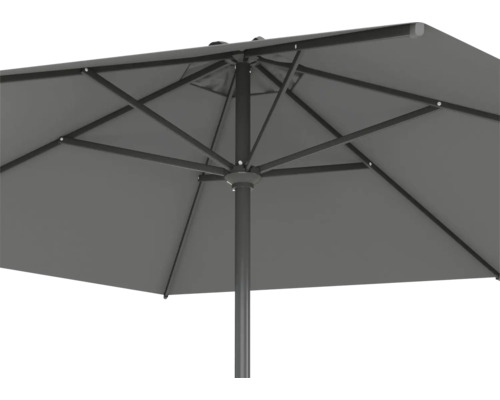 Detailaanzicht van een parasol met donkere stof en metalen frame
