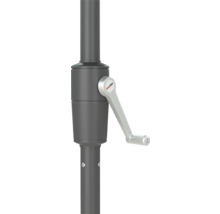 Details van een parasolvoet met slinger mechanisme en Soluna logo.