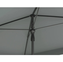 Detailopname van de onderkant van een parasol met baleinen en paal