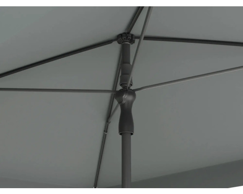 Detailopname van de onderkant van een parasol met baleinen en paal