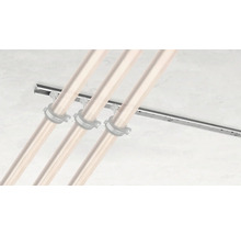 Leidingen bevestigd met buisklemmen aan een montagerail