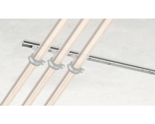 Leidingen bevestigd met buisklemmen aan een montagerail