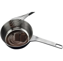 Smeltkroes met chocolade en garde