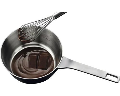 Smeltkroes met chocolade en garde