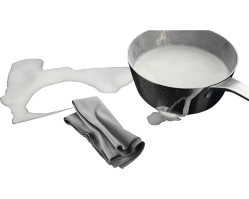 Pan met gemorste vloeistof en reinigingsdoek