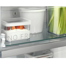 Interieur van een koelkast met levensmiddelen in bewaardozen en de tekst No Frost