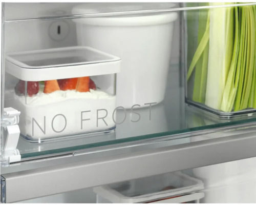 Interieur van een koelkast met levensmiddelen in bewaardozen en de tekst No Frost