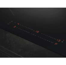 Gedetailleerde weergave van een zwarte inductiekookplaat met digitale display