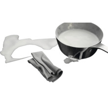 Pan met melk, gemorste melk en schoonmaakdoek