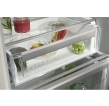 Interieur van een koelkast met voedsel in containers in de compartimenten