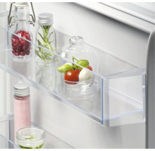 Gedetailleerd aanzicht van een koelkastvak met diverse voedingsmiddelen in glazen containers.