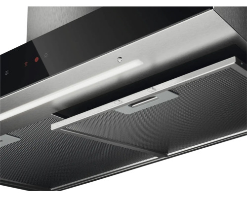 Afzuigkap met metalen vetfilter en bedieningspaneel