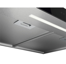 Gedetailleerd aanzicht van een afzuigkap met metalen vetfilter en ledverlichting