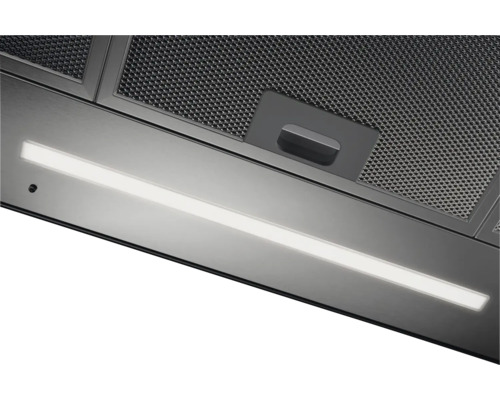 Detailopname van een afzuigkap met ledverlichting en metalen vetfilter