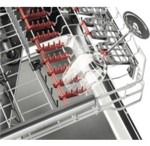 Interieur van een vaatwasser met glashouders