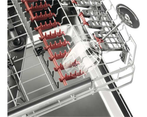 Interieur van een vaatwasser met glashouders