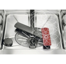 Interieur van een vaatwasser met sproeiarm, zeef en reinigingsmiddelcompartiment