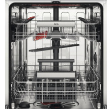 Binnenkant van een vaatwasser met rekken en sproeiarmen