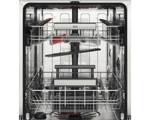 Binnenkant van een vaatwasser met rekken en sproeiarmen