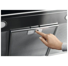 Detailopname van een afzuigkap met metalen filter en bedieningselement