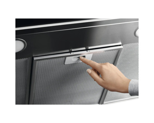 Detailopname van een afzuigkap met metalen filter en bedieningselement