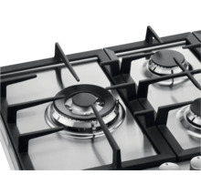 Close-up van een gasfornuis met vier branders van roestvrij staal.