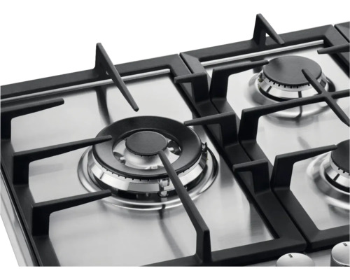 Close-up van een gasfornuis met vier branders van roestvrij staal.