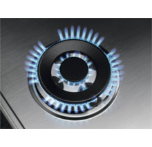 Close-up van een ingeschakelde gasfornuisplaat met blauwe vlammen.