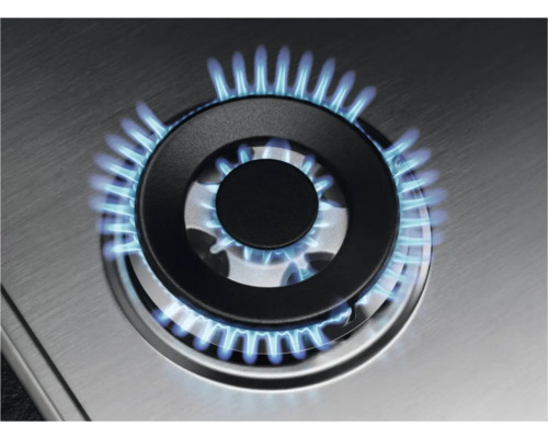 Close-up van een ingeschakelde gasfornuisplaat met blauwe vlammen.