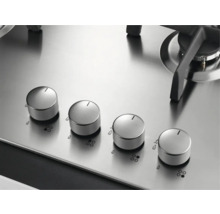 Detailweergave van een roestvrijstalen gasfornuis met vier bedieningsknoppen