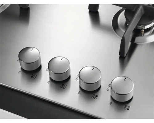 Detailweergave van een roestvrijstalen gasfornuis met vier bedieningsknoppen
