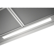 Detailopname van een afzuigkap met metalen filter en verlichting