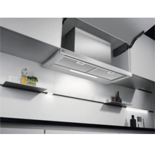 AEG afzuigkap in een lichte keuken met witte kasten en planken