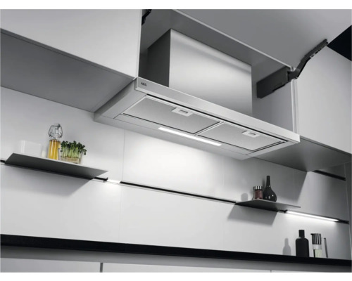 AEG afzuigkap in een lichte keuken met witte kasten en planken