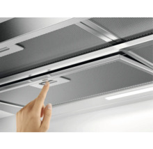 Bediening van een afzuigkap met metalen vetfilters