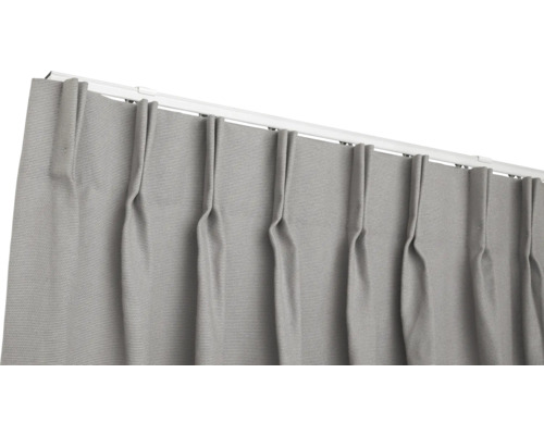 Grijs gordijn aan een witte gordijnrail