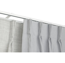 Gordijn met plooiband aan gordijnrail