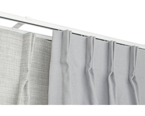 Gordijn met plooiband aan gordijnrail