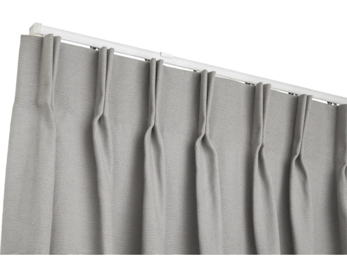 Grijs gordijn aan gordijnroede