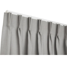 Grijze gordijn met plooiband aan een gordijnroede