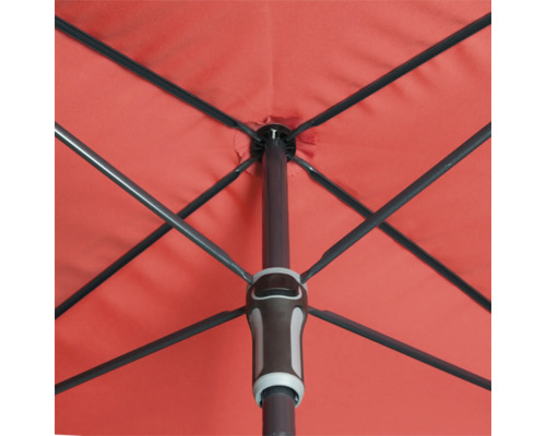 Detailaanzicht van een open parasol met metalen frame en centrale stang