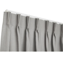 Grijs gordijn met plooibandophanging aan een gordijnroede