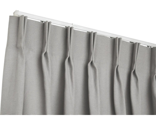 Grijs gordijn met plooibandophanging aan een gordijnroede