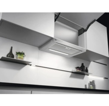 Inbouwafzuigkap in een moderne keuken met planken en AEG Logo.