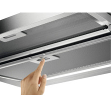 Een hand bedient de schakelaar van een afzuigkap.